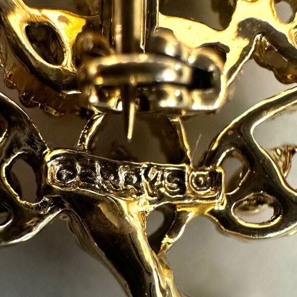 Gerry’s Vintage Gold-Tone Leaf Brooch - Picture 8 of 8